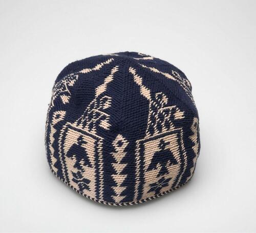 Gehaakte mannenmuts in donkerblauw en rose