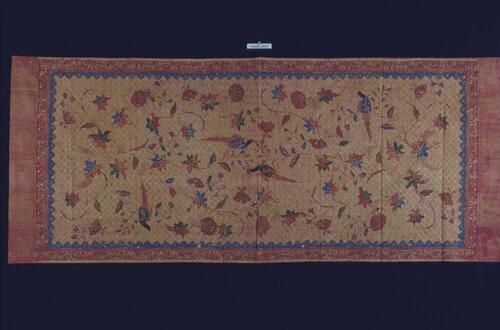 Katoenen schouderdoek met met sitsachtig voorkomen met bloemen en vogels op een achtergrond van…