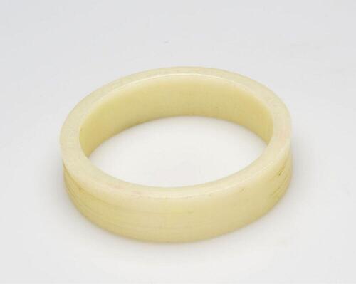 Plastic armband gedragen door vrouwen
