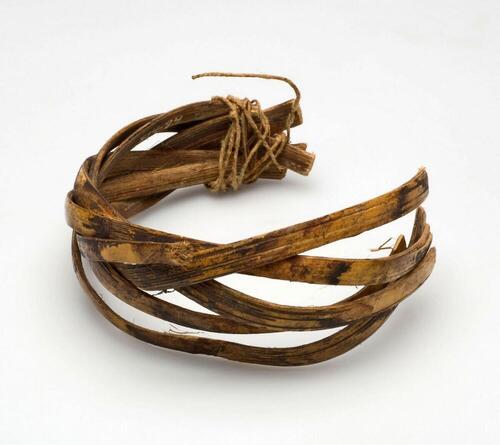 Armband van gespleten en gevlochten rotan