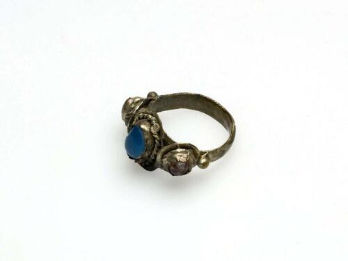 Zilveren vingerring met drie stenen