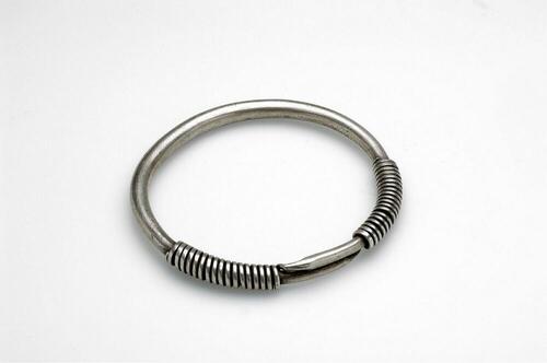 Zilveren armband, gedraaid