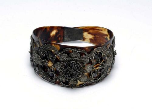 Armband van schildpad met zilver filigraanwerk