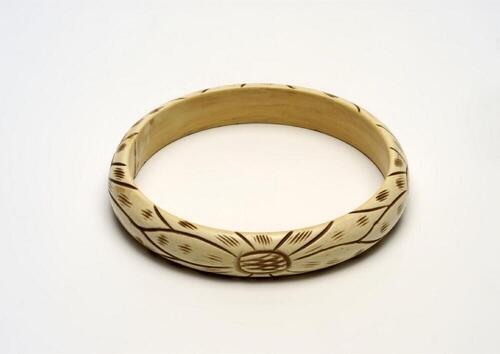 Ivoren armband, versierd met bloemmotieven