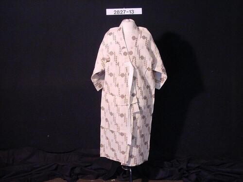 Vrouwenkimono van hennep met ornamenten door ontkleuring