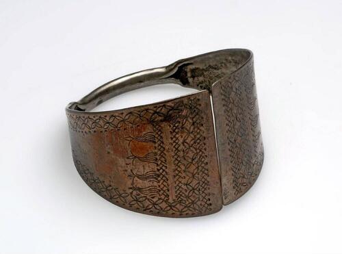 Armband van geciseleerd zilver