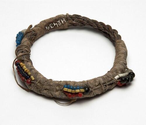 Bovenarmring met vezels, katoen en kralen