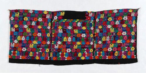 Huipil bestaande uit geometrische motieven