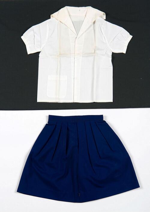 Een uniform voor een schoolmeisje van de lagere school.