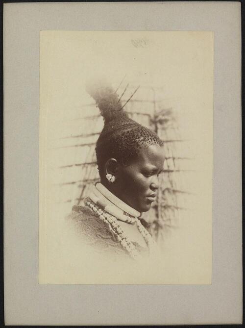 Portret van een Swazi vrouw met hals- en oorsieraden