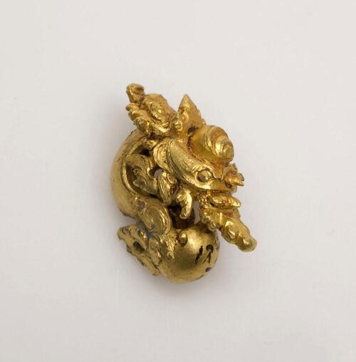 Gouden oorhanger in de vorm van een éénoogig monster