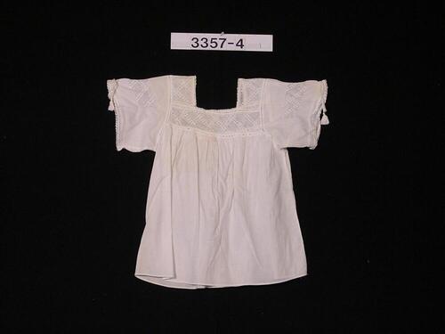 Witte meisjesblouse met open borduurwerk aan hals en mouwen