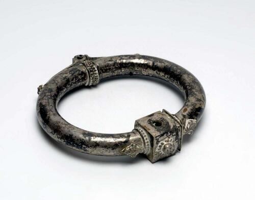 Zilveren beenring