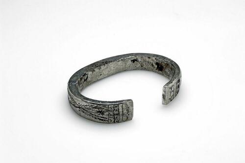 Armband van ijzerlegering met florale motieven