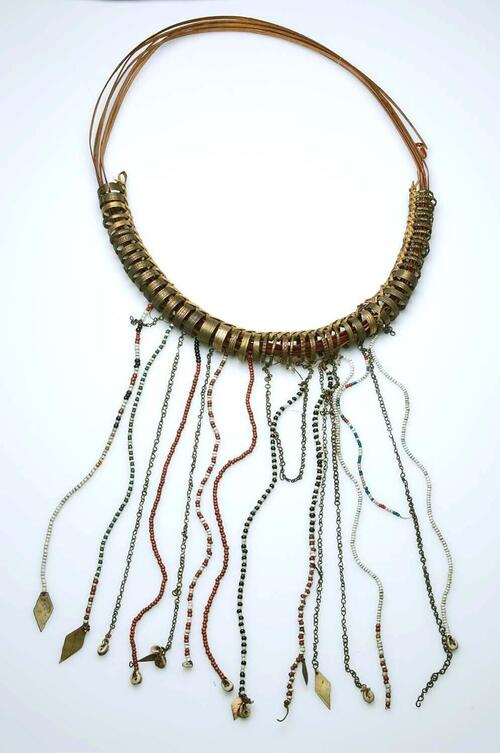 Rotan gordel met ringen en kralen versierd