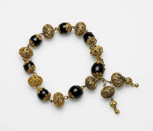 Armband, met kralen van goudfiligraan en hoorn