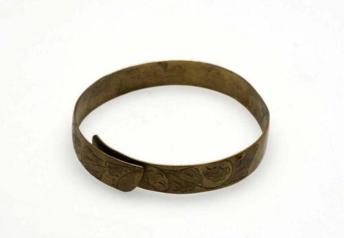 Messingen armband versierd met ciseleerwerk in de vorm van bloem- en bladmotieven, onderdeel van…