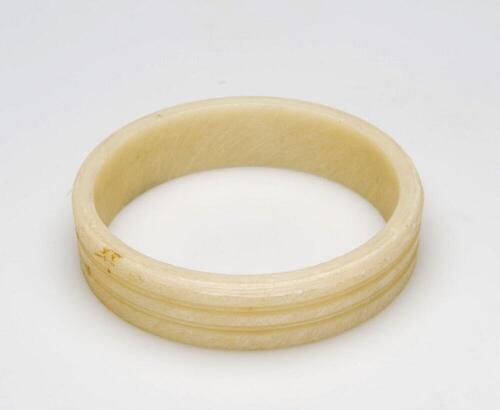 Plastic armband gedragen door vrouwen