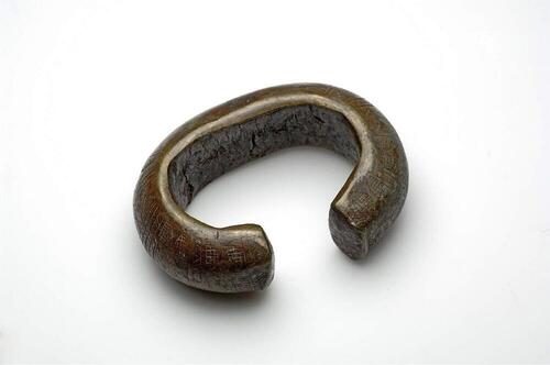 Bronzen enkelband, versierd met ingegrifte geometrische motieven