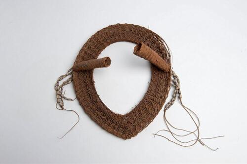 Hoofdring van gevlochten rotan en snoertjes van coixzaden