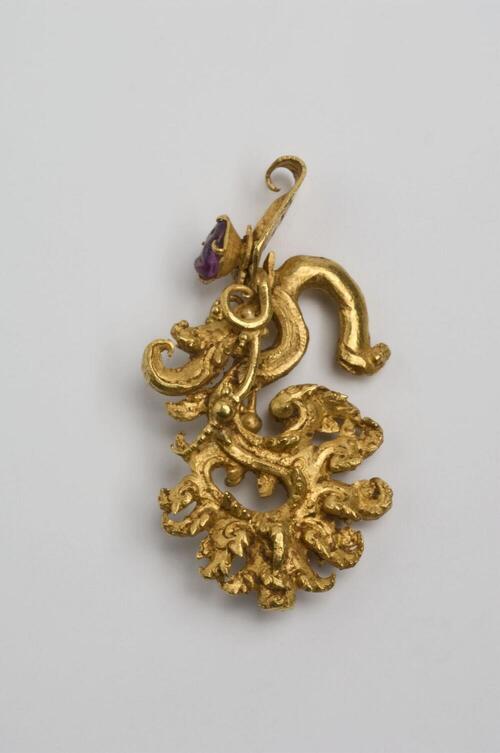 Gouden oorhanger met amethist
