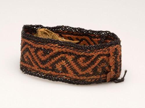 Gevlochten armband van plantenstengels en pandanbald