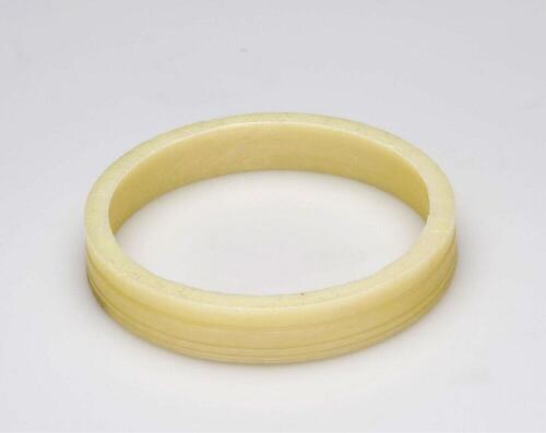 Plastic armband gedragen door vrouwen