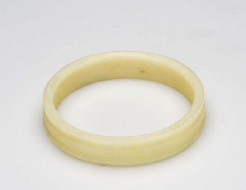 Plastic armband gedragen door vrouwen