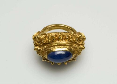 Gouden vingerring met blauwe steen