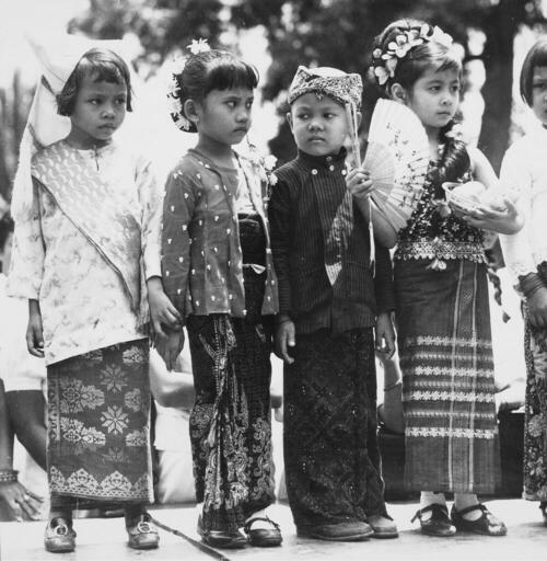 Kinderen dragen verschillende streekgebonden kleding om de eenheid van Indonesië te symboliseren