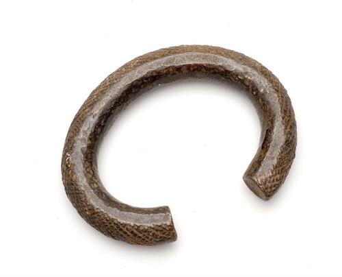 Bronzen beenring