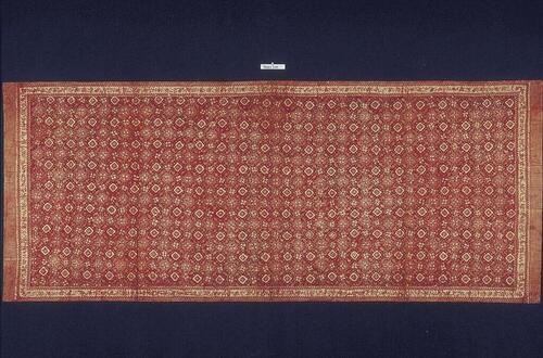 Katoenen schouderdoek met rode geometrische motieven op lichte basis