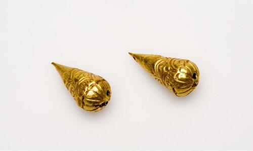 Twee holle, gouden peervormige Indo-Javaanse hangers, behorende bij ketting