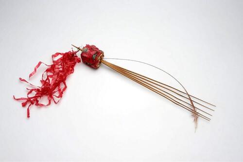 Comb, used by men as a hair ornament and as scratcher