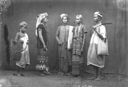 Portret van een groep mannen, vrouwen en een kind, Birma (?)