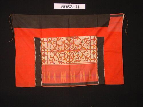 Rok met geborduurde ornamenten en pailletten