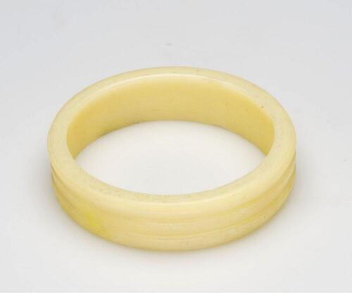 Plastic armband gedragen door vrouwen