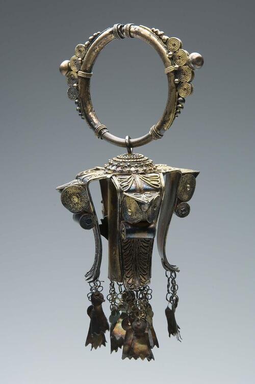 Woman's pendant earring worn (formerly only by the élite) at weddings and funerals