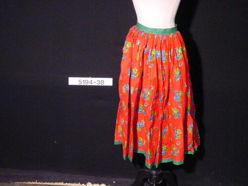 Rode wijde geplooide rok met bloemen