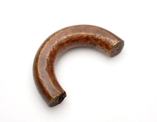 Fragment van een massief bronzen beenring
