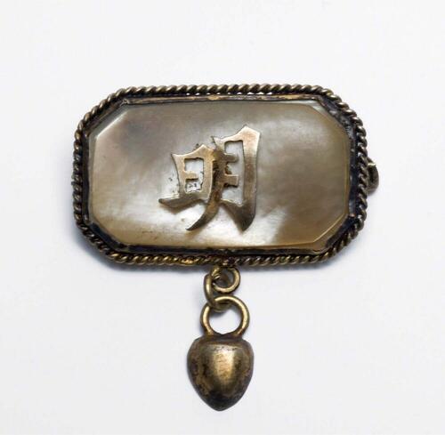 Broche van goud en parelmoer met Chinees teken