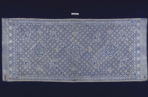 Blauw-witte doek met Arabische kalligrafie