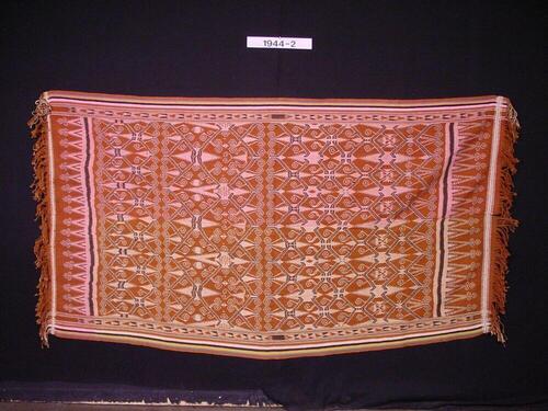 Schouderdoek met ornament in scheringikat