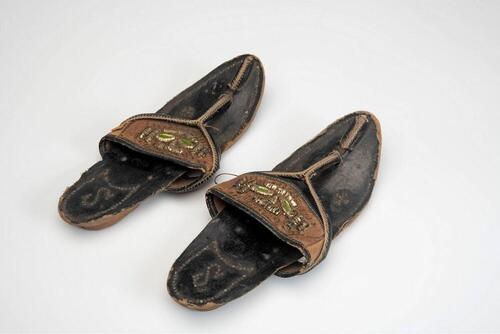 Teenslipper van leer en karton