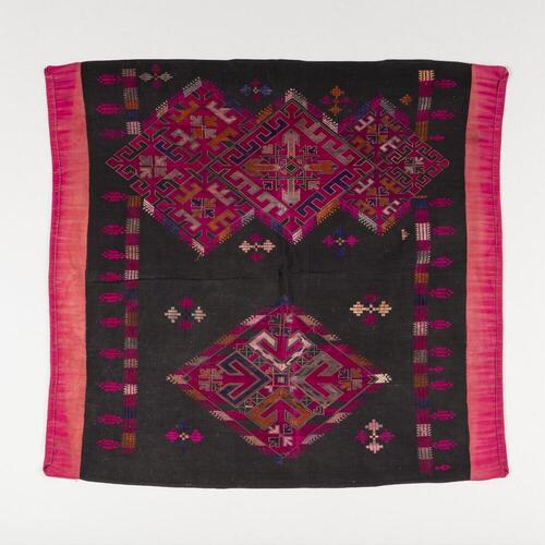 Doek met borduurwerk versierd
