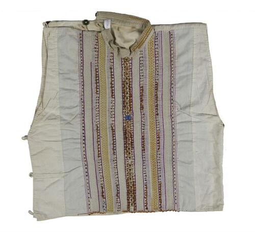 Katoenen vest met borduurwerk, kralen en knopen versierd