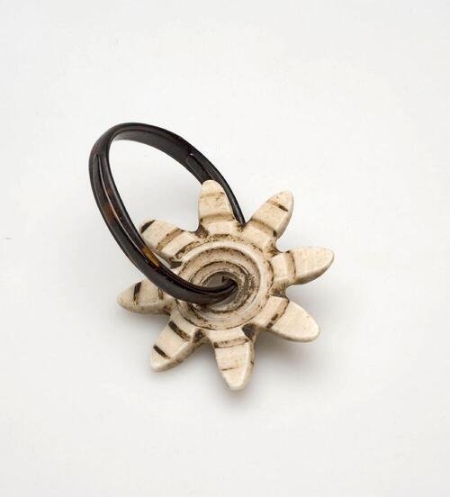 Oorring van schildpad met aangehangen ster van schelp