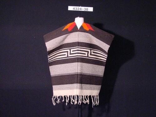 Wollen poncho met horizontale banen, waaronder één met een geometrisch motief