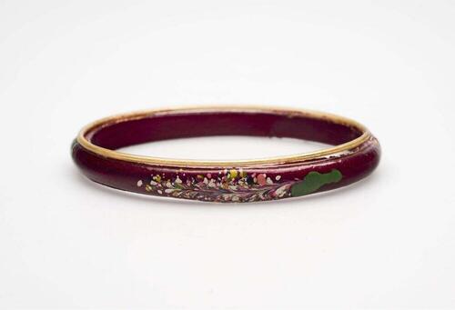 Armband van schellak met glazen sierrand