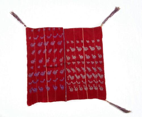 Rode doek met vogelmotieven